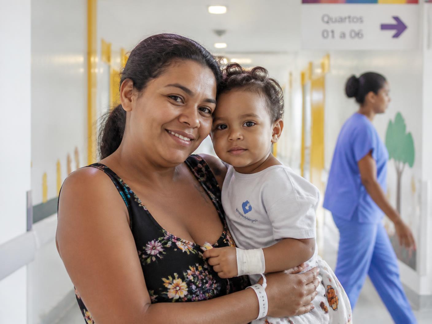 Mãe com seu filho no corredor do hospital